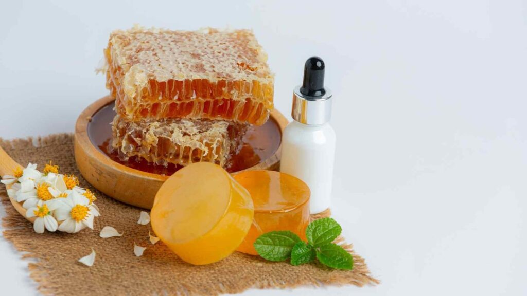 Blend honey with castor oil 